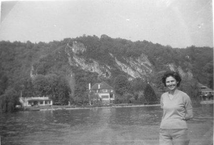 Photographie de Jurgita Smolski lors d'un weekend de la Famille heureuse en bord de Meuse, 1961, Collection personnelle de Michel Majoros.